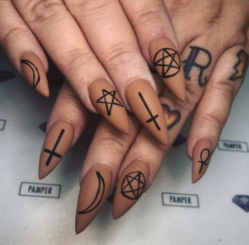 50+ Spooky ideas for Halloween nails to copy this year